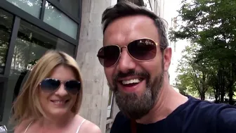 Μια ξανθιά σκύλα με τατουάζ την κλωτσάει στον κώλο