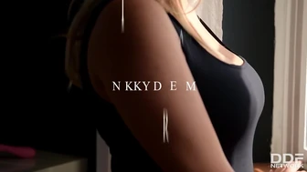HLAF - Η Nikky Dream παίζει με τα συναισθήματα των πιστών των ποδιών