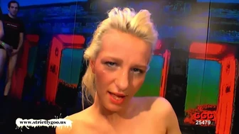 Γερμανίδα ξανθιά έφηβη με geek - German Goo Girls!