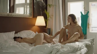 ULTRAFILMS - Η Anie Darling και η Elina De Lion γλείφουν τα χείλη τους