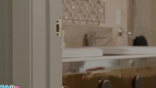 FamilyXXX - Gigi Dior η βυζανιάρα θετή μαμά
