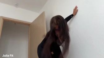 Τα πρωκτικά χρονικά του τριχωτού μουνιού της Julia Fit με σκισμένα παντελόνια