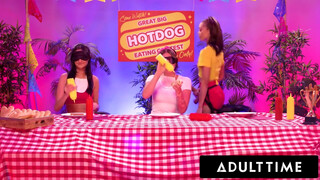 ADULT TIME - Λεσβίες με όρεξη για πούτσα δοκιμάζουν τον δονητή strap-on