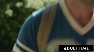ADULT TIME - Vicki Chase γαμάει έναν ηλικιωμένο άνδρα