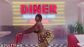 ADULT TIME - Ebony Mystique η σερβιτόρα με το τεράστιο στήθος