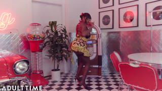 ADULT TIME - Ebony Mystique η σερβιτόρα με το τεράστιο στήθος