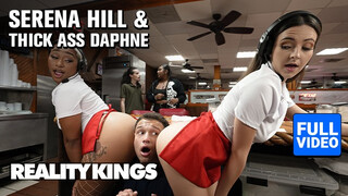 REALITY KINGS - Η Thick Ass Daphne και η Serena Hill είναι οι σέξι σερβιτόρες