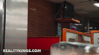 REALITY KINGS - Η Thick Ass Daphne και η Serena Hill είναι οι σέξι σερβιτόρες