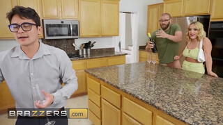 BRAZZERS - Ο Xander Corvus δεν μπορεί να αντισταθεί στο γαμήσι της καυτής νέας συζύγου του αδελφού του Mimi Monet