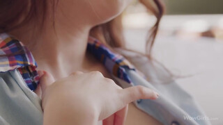 WOWGIRLS - Όμορφο κορίτσι Mila Azul αυνανίζεται στο ρεπό της