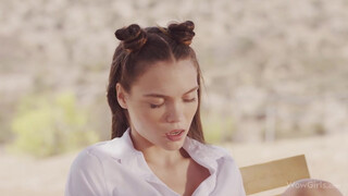 WOWGIRLS - Πολύ καυτό κορίτσι Elizabeth T αυνανίζεται στον πάγκο