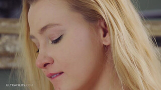 ULTRAFILMS - Barbie Rous και Ivi Rein λεσβιακό ζευγάρι που διασκεδάζει στο κρεβάτι