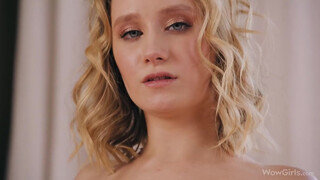 WOWGIRLS - Πολύ καυλωμένη ξανθιά κοπέλα Lily Blossom θέλει πραγματικά να γαμηθεί