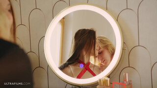 ULTRAFILMS - Δύο υπέροχα κορίτσια, η Leona Mia και η Kelly Collins στο πρωινό σεξ