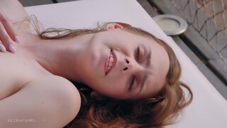 ULTRAFILMS - Καυτή και αδύνατη κοκκινομάλλα Amber λαδώνει τον εαυτό της και αυνανίζεται