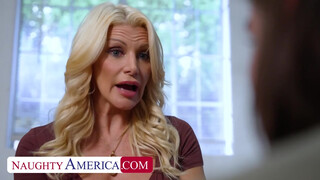 Η καθηγήτρια Brittany Andrews βοηθάει φοιτητή αλλά χρειάζεται τον πούτσο του σε αντάλλαγμα