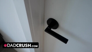 Dad Crush - Ένας ζηλιάρης έφηβος και πατριός πάστορας υποκύπτει στην αμαρτία