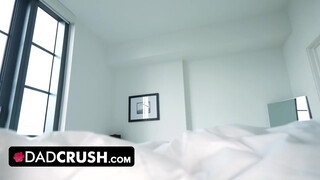 Dad Crush - Καυτές έφηβες αφήνουν τον πατριό τους να γαμήσει το μουνί τους για να επανορθώσει για το ατύχημα με το αυτοκίνητό του