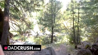 Η χαριτωμένη ξανθιά θετή κόρη Riley Star πηδά στην ουρά του πατριού της και τον καβαλάει στην ύπαιθρο