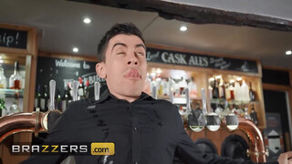 BRAZZERS - Η Zoe Grey θέλει ένα ποτό και ο μπάρμαν πιτσιλάει τον Jordi στο πρόσωπο για να τραβήξει την προσοχή του