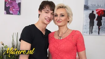 Λεπτή, ξανθιά MILF λαχτάρα απεγνωσμένα ένα μεγάλο πουλί - τόσο στο μουνί της όσο και στο στόμα της