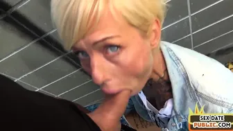 Ο Tattoed Milf είναι εκεί έξω άγριος στο δάσος