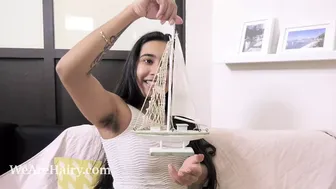 Mekeilah Αγάπη σε ένα ζεστό κρεβάτι περιποιείται τον εαυτό της