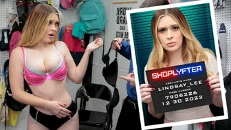 Ζεστός έφηβος με μεγάλα βυζιά, Lindsay Lee παίρνει μια γεύση έκπληξη στο πίσω μέρος ενός καταστήματος