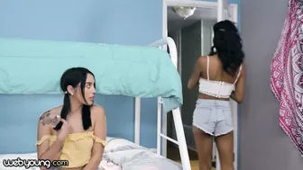 Η Nia Nacci βοηθά την ευαίσθητη κάνναβη να ξεδιπλώνεται σε λεσβιακές απολαύσεις