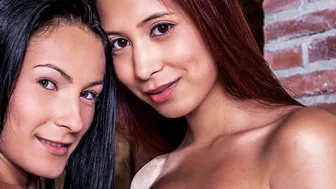 Καυτά λεσβιακά παιχνίδια της Lexi Dona και Paula Shy